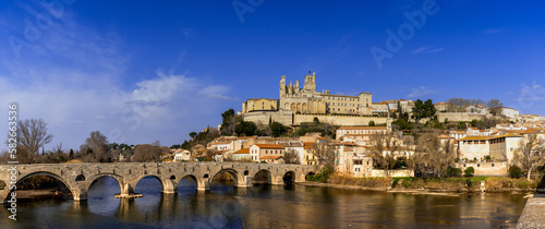 Canvastavla panorama view of the historic old town center of Beziers with Saint Nazaire Chur