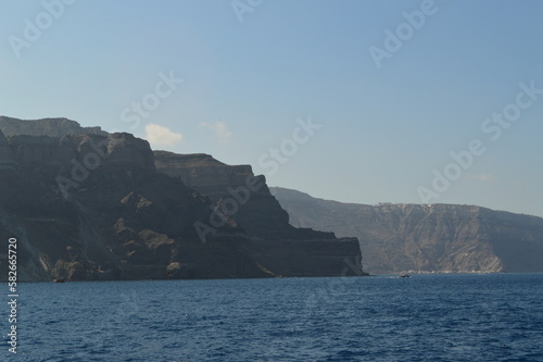 Santorini, Grecia. La particolarità di una città antichissima e piena di fascino. photo