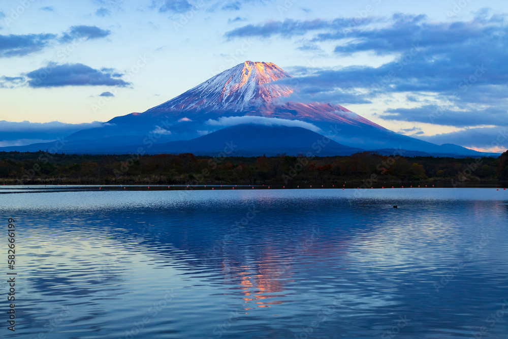 夕日を浴びた富士山　山梨県富士河口湖町精進湖にて