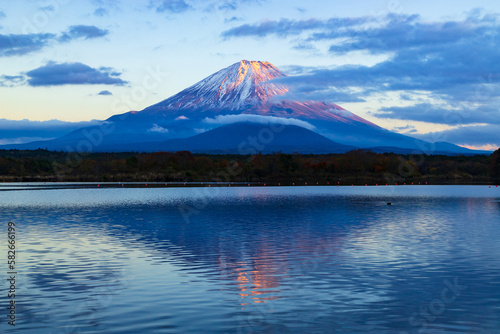 夕日を浴びた富士山 山梨県富士河口湖町精進湖にて