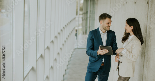 Young modern business peopl...