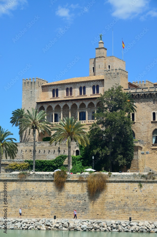 Palacio de la Almudaina frente al Parque del Mar, Palma de Mallorca