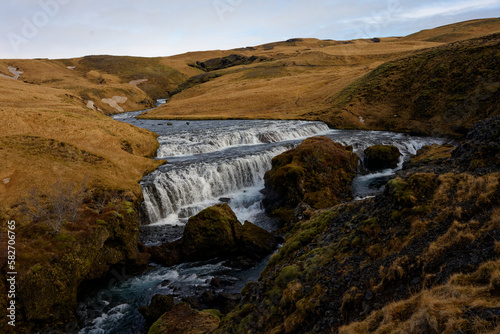 cascade en amont de celle de Selfoss en Islande avec une végétation d'hivers et une eau translucide 