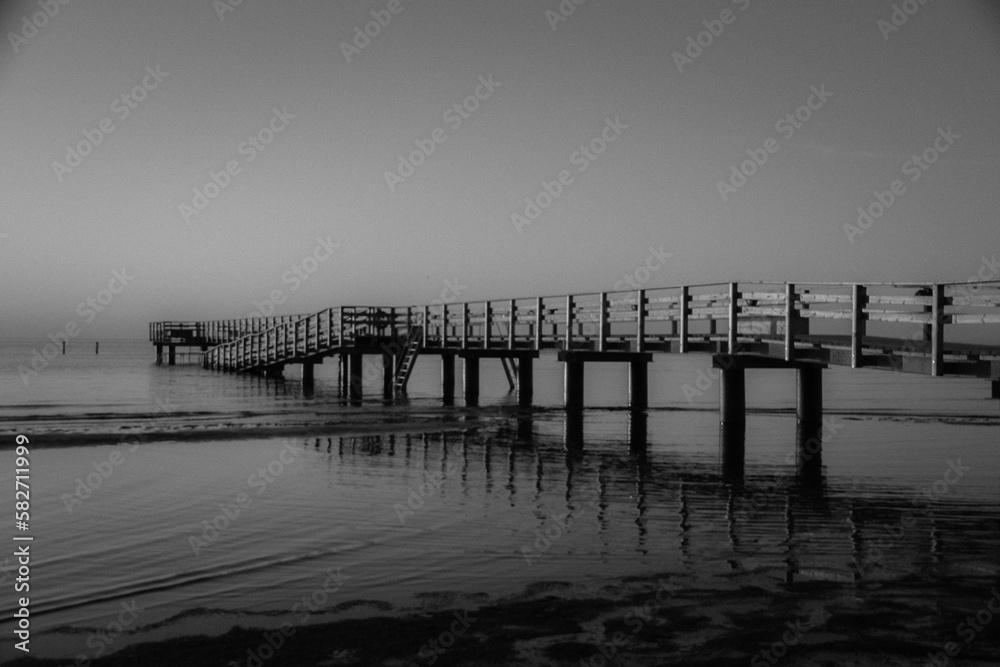Fototapeta premium pier at sunset