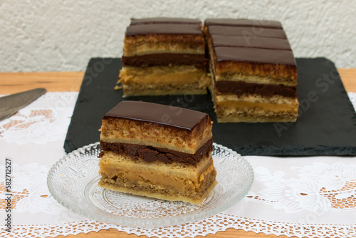 Porción de tarta casera con capas de bizcocho, chocolate y crema de café, típica de la repostería francesa photo