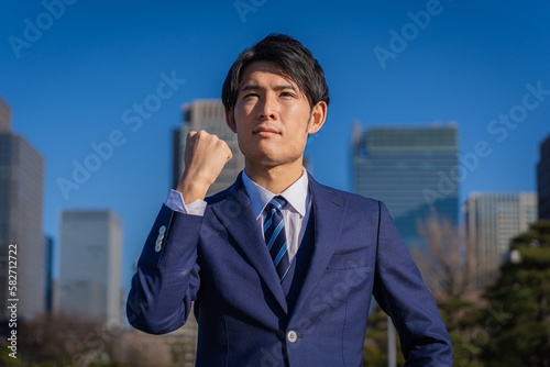 Foto ガッツポーズの若いビジネスマン