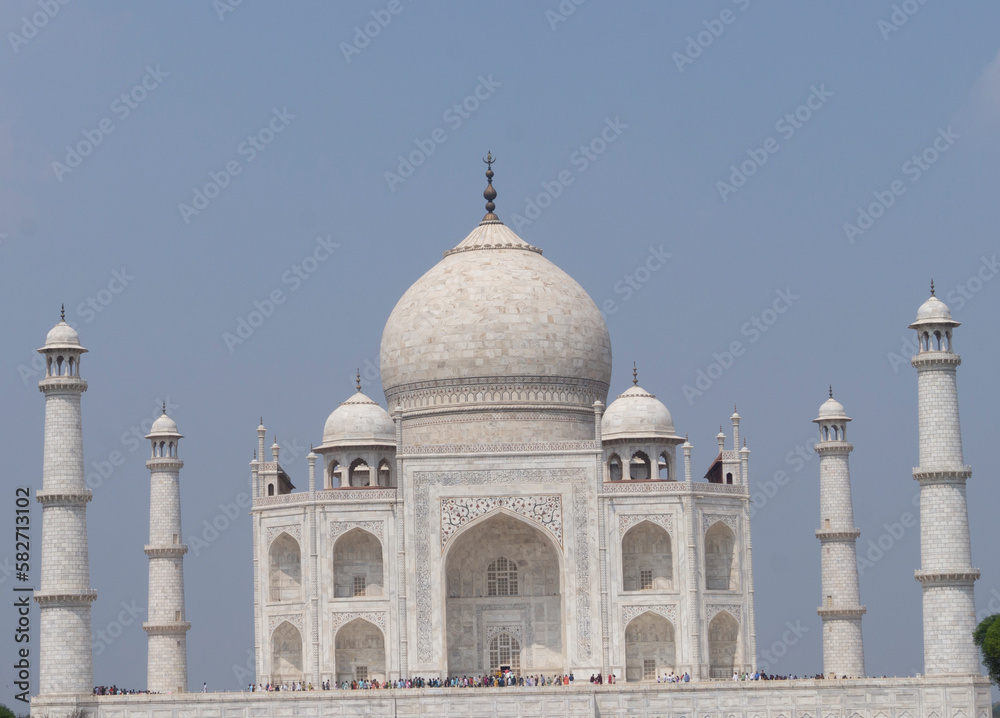  Mahal Taj front landmark gorgeous sunset at of city Indian the in river Yamuna bank south on mausoleum marble ivory-white an is The 
