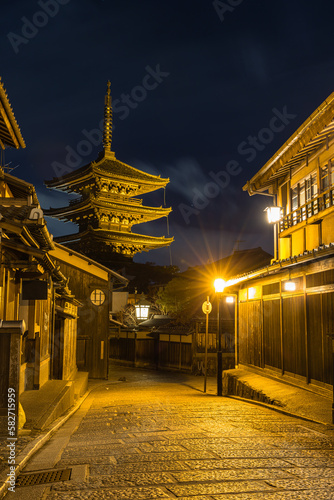 日本 京都府京都市の夜になってライトアップされた法観寺の五重塔と八坂上町の町並み
