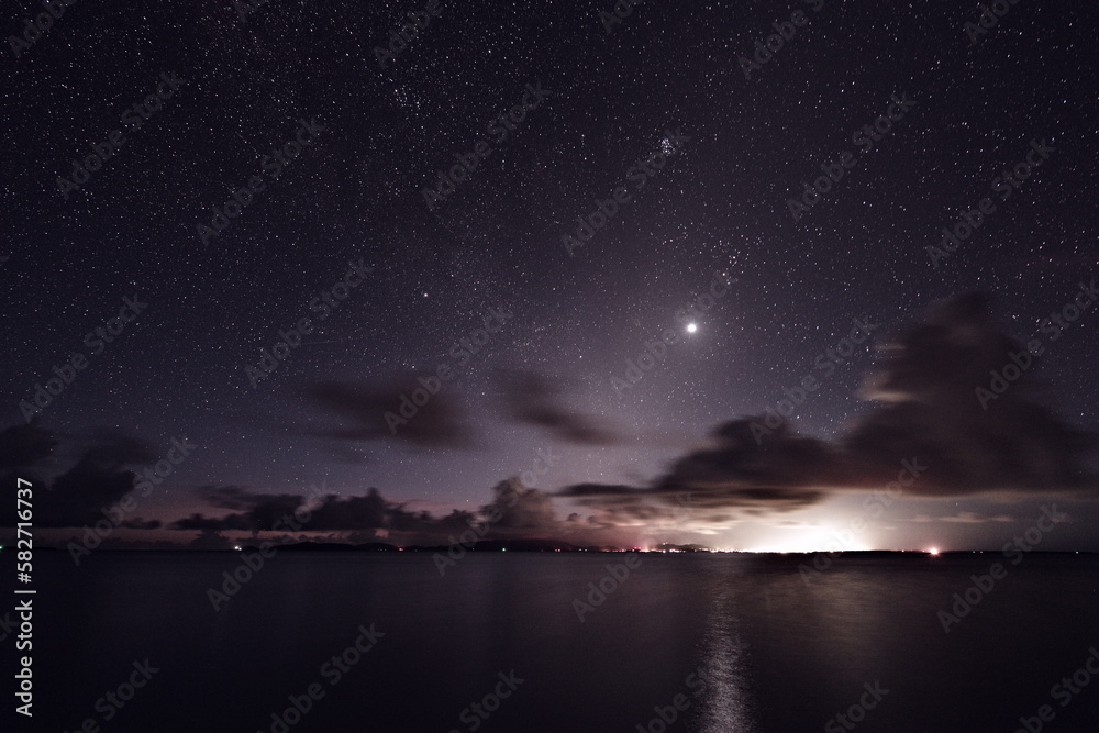 沖縄県小浜島トゥマールビーチから見た夜明け前の星空