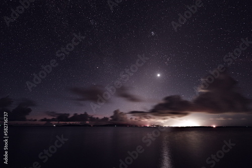 沖縄県小浜島トゥマールビーチから見た夜明け前の星空
