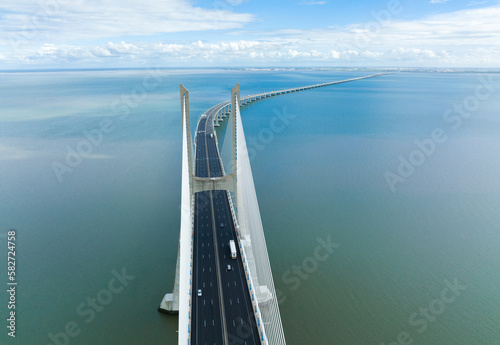 Foto Vasco Da Gama Bridge in Lisbon, Portugal over the Tagus River