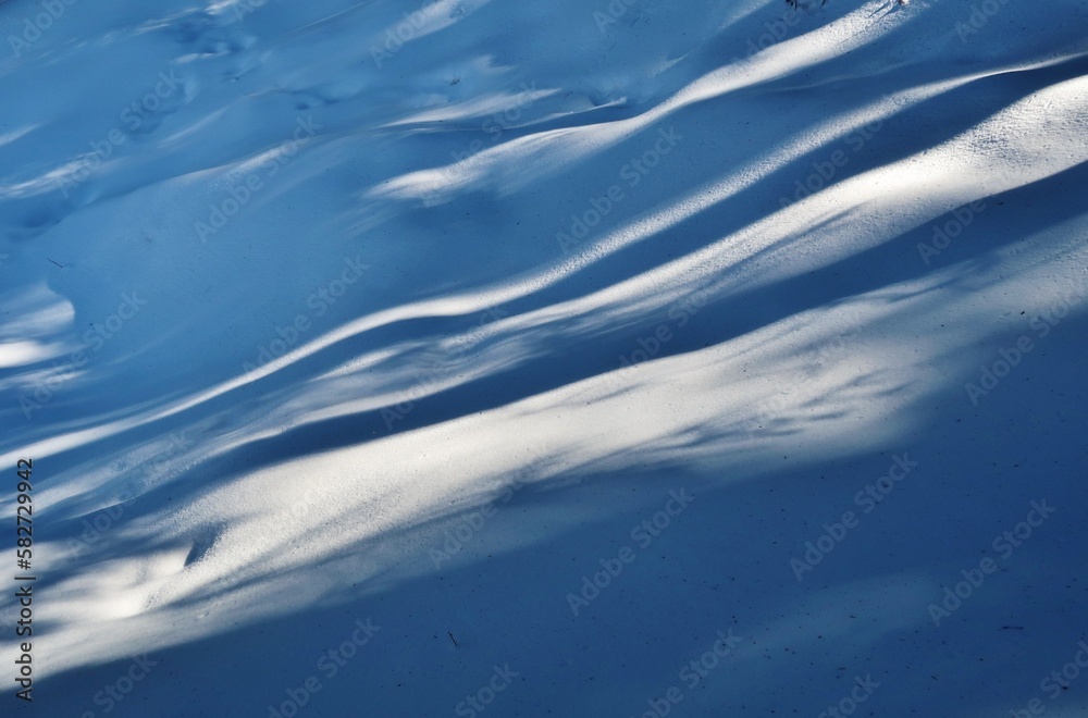 Schnee mit Licht und Schatten Schnee mit Licht und Schatten