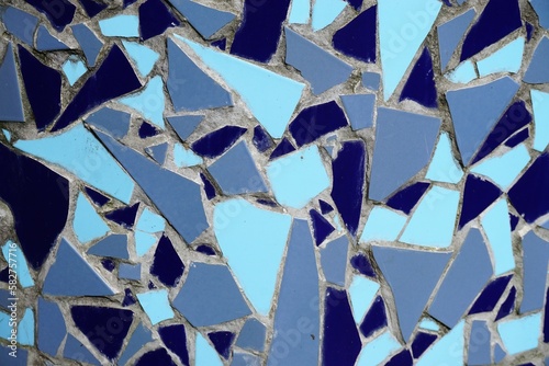 Blaue Mosaikfassade als Hintergrund