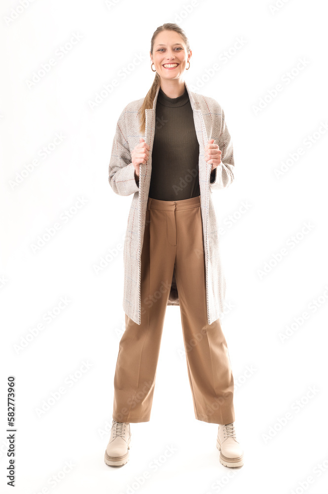 Ganzkörper Portrait einer Frau in einem stylischen Anzug Ganzkörper Portrait einer Frau in einem stylischen Anzug