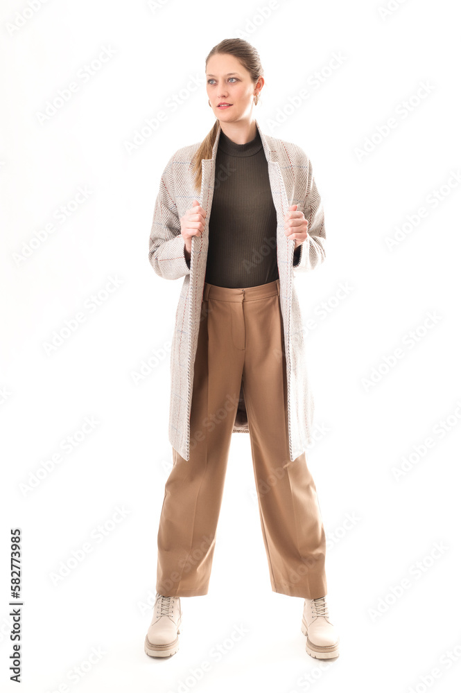 Fototapeta premium Junges Model in Erdton Farben