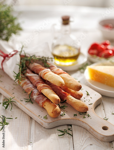 Foto Bunch of traditional italian Grissini breadsticks wrapped parma ham, prosciutto