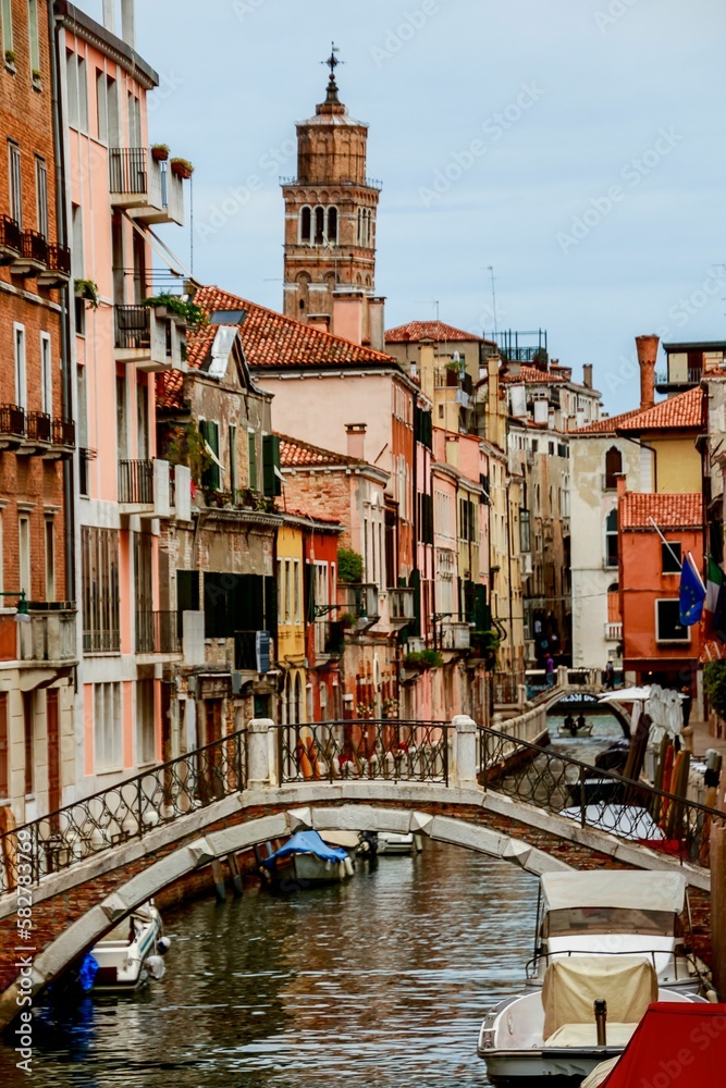 Vertical shot of the beautiful canal and buildings on the banks in Venice, Italy