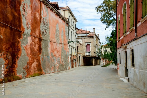 Beautiful shot of an alley with historic buildings in Venice, Italy © Ruslan Bolgov/Wirestock Creators
