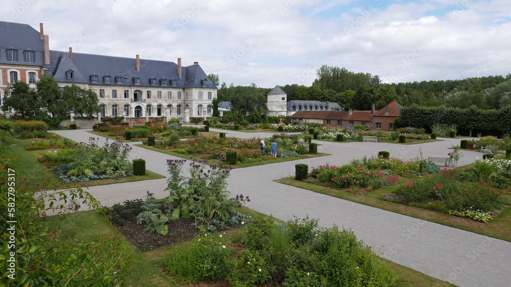 Abbaye et jardin de Valloires dans la baie de Somme. France	