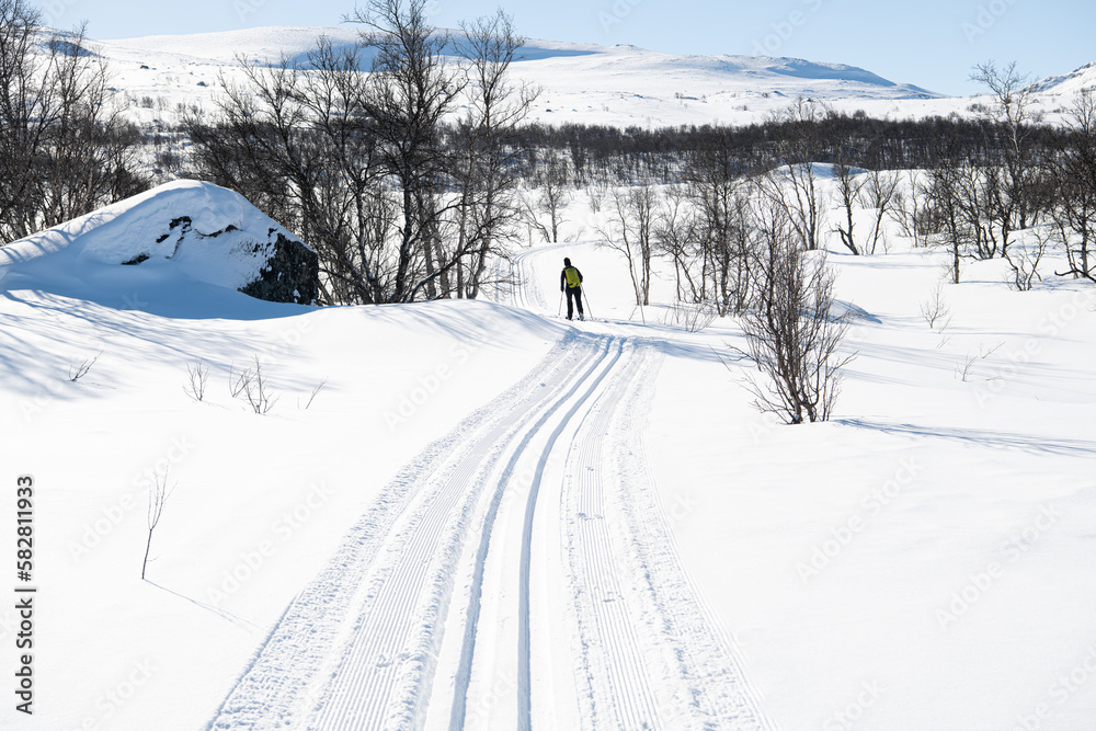 In der Loipe in den Bergen von Jotunheimen - - Ski Langlauf in Norwegen ist  für Sportbegeisterte ein besonders schönes Erlebnis