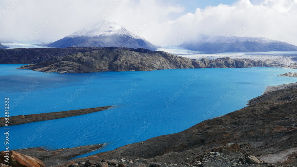 Lac aux eaux turquoise en Patagonie argentine