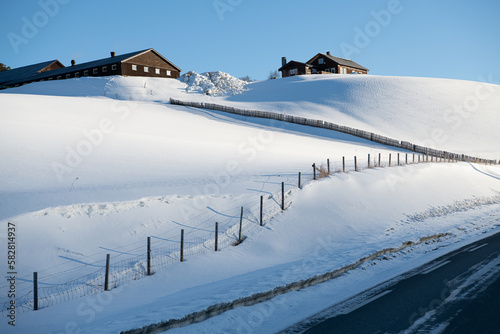 unberührte Winterlandschaft im Morgenlicht bei Heidal in Jotunheimen, Norwegen 