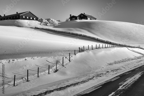 Traumhaft schöne, unberührte Winterlandschaft bei Heidal in Jotunheimen, Norwegen - Schwarz Weiß Aufnahme