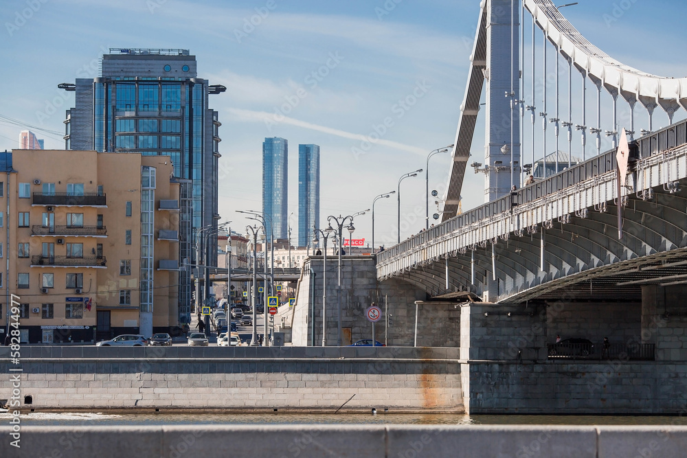 Obraz premium Russia, Moscow. Crimean bridge in spring. Urban landscape.