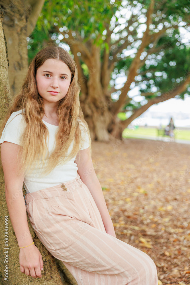 木の下に寄りかかるオーストラリア人少女(縦写真) 木の下に寄りかかるオーストラリア人少女(縦写真)
