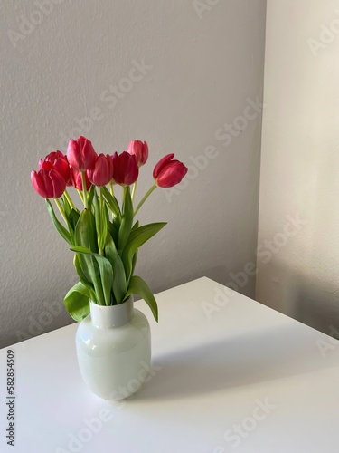 Foto tulips in a vase