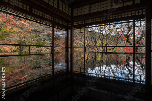日本 京都府京都市にある瑠璃光院の書院 写経机に反射した瑠璃の庭の紅葉
