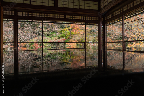 日本 京都府京都市にある瑠璃光院の書院 写経机に反射した瑠璃の庭の紅葉