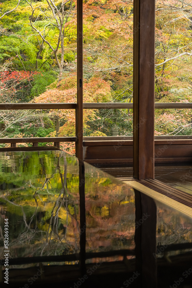 日本 京都府京都市にある瑠璃光院の書院 写経机に反射した瑠璃の庭の紅葉 日本 京都府京都市にある瑠璃光院の書院 写経机に反射した瑠璃の庭の紅葉