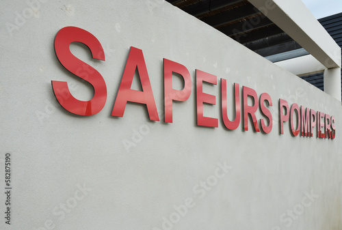 Sapeurs pompiers écrit en grosses lettres rouges.