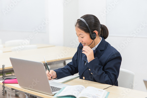 パソコンを使って勉強する制服姿の小学生・中学生・高校生の子供（ICT教育・授業・生徒）
