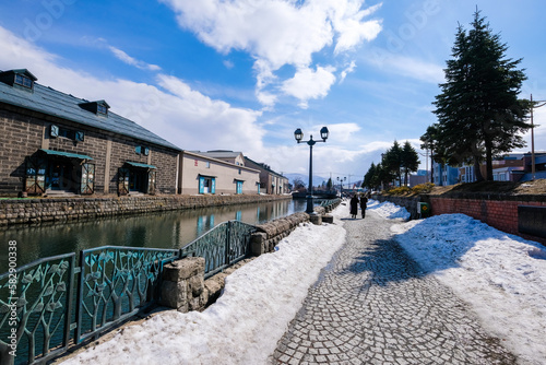 雪が残る北海道の小樽運河 © Kazu8