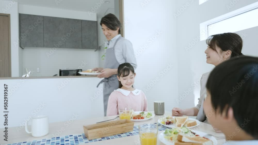 食卓を囲む家族 食卓を囲む家族