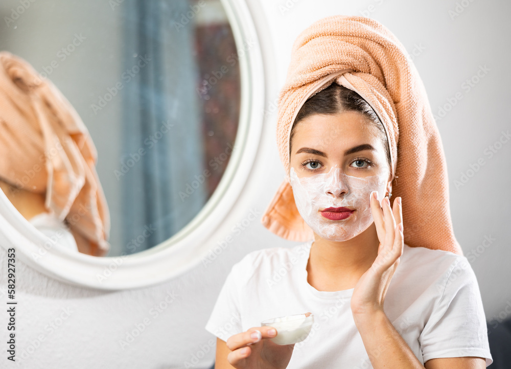 © JackF - Young woman taking care of her body makes a cosmetic face mask at home © JackF - Young woman taking care of her body makes a cosmetic face mask at home