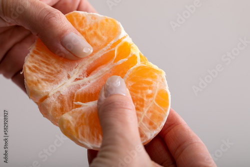 Foto みかんを剥く手元　Citrus