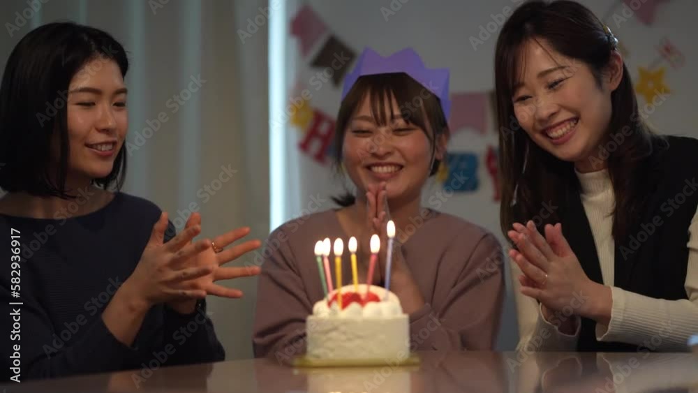 誕生日のお祝いをする女性