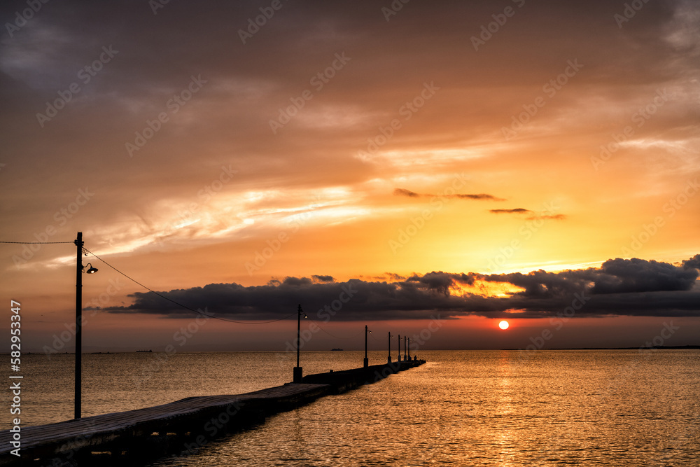夕陽と桟橋