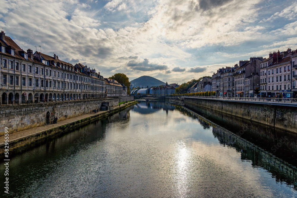 Obraz premium Balade le long de la rivière Doubs en automne à Besançon
