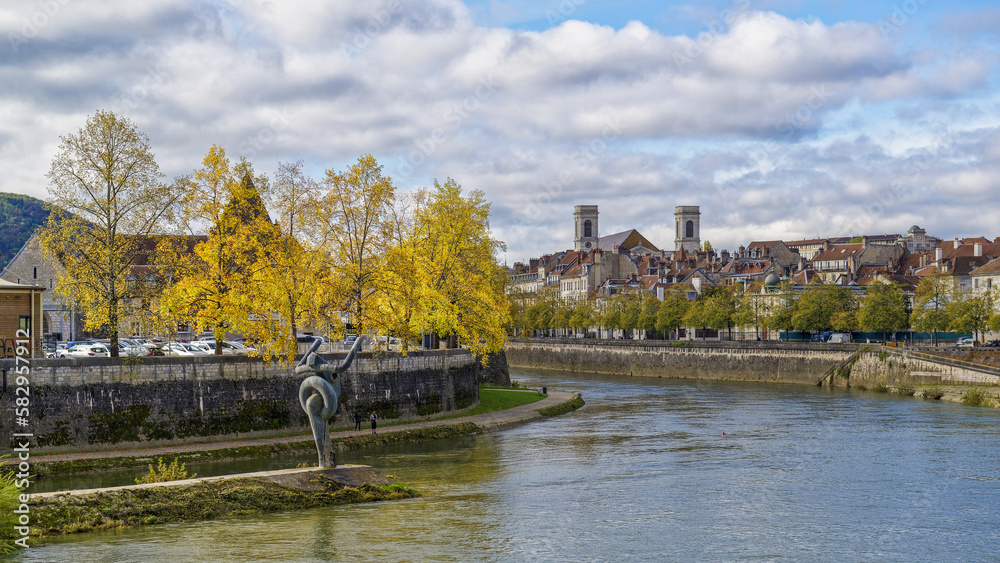 Balade le long de la rivière Doubs en automne à Besançon