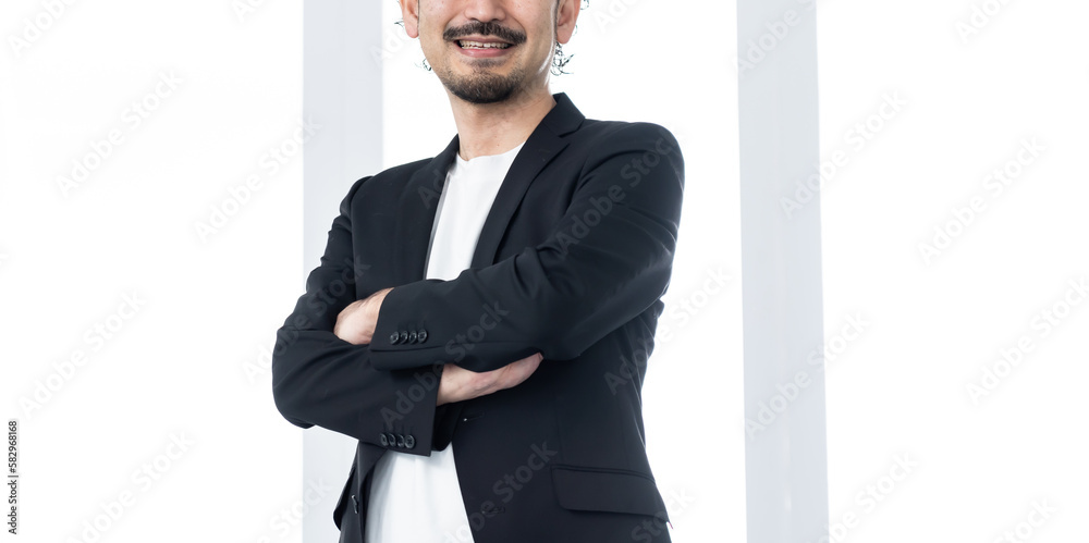 スーツを着た日本人男性