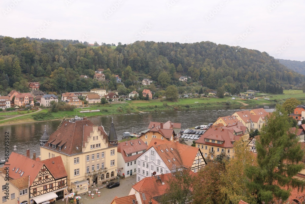 Blick auf die Altstadt der Stadt Wehlen und den Fluss Elbe in der Sächsischen Schweiz