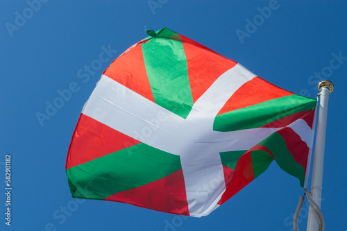 Le drapeau basque, rouge, vert et blanc, appelé ikuriña au Pays Basque