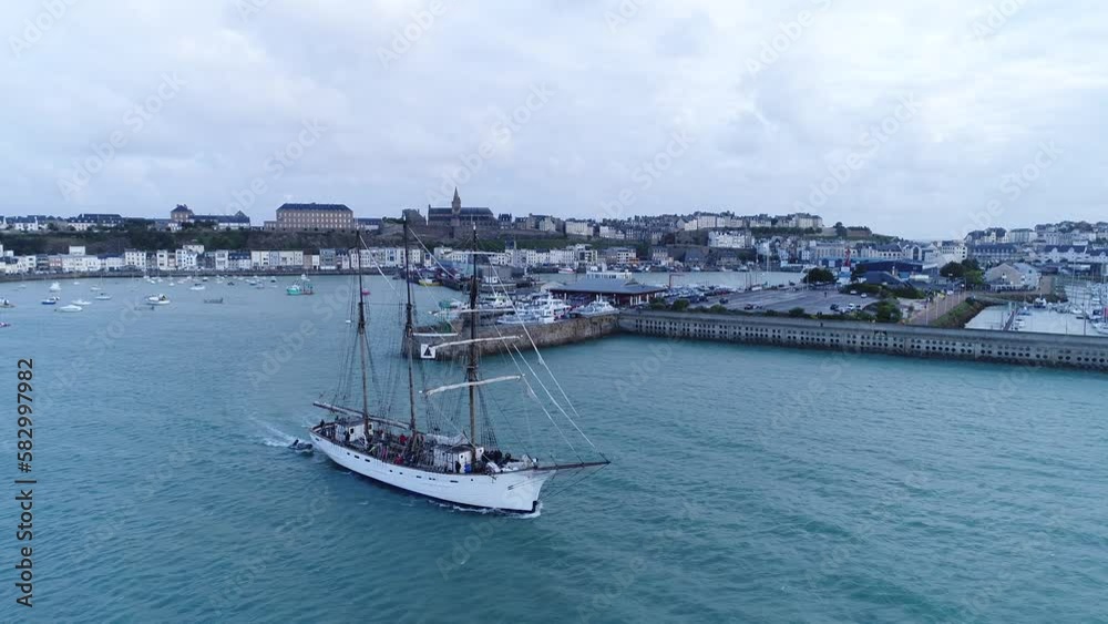 Bateau Le Marité dans le port de Granville Bateau Le Marité dans le port de Granville