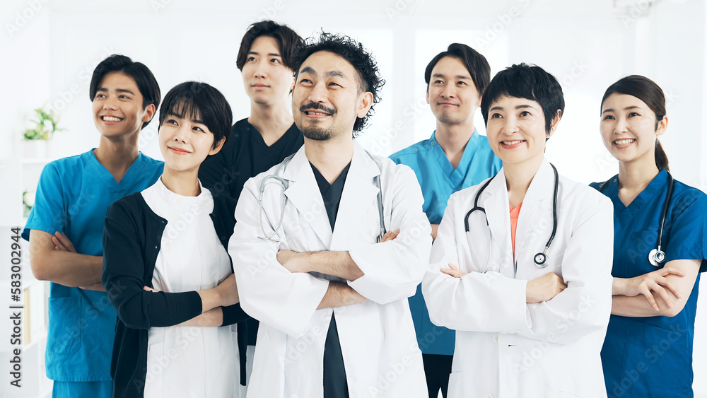 笑顔の医療従事者のグループ　医師　看護師