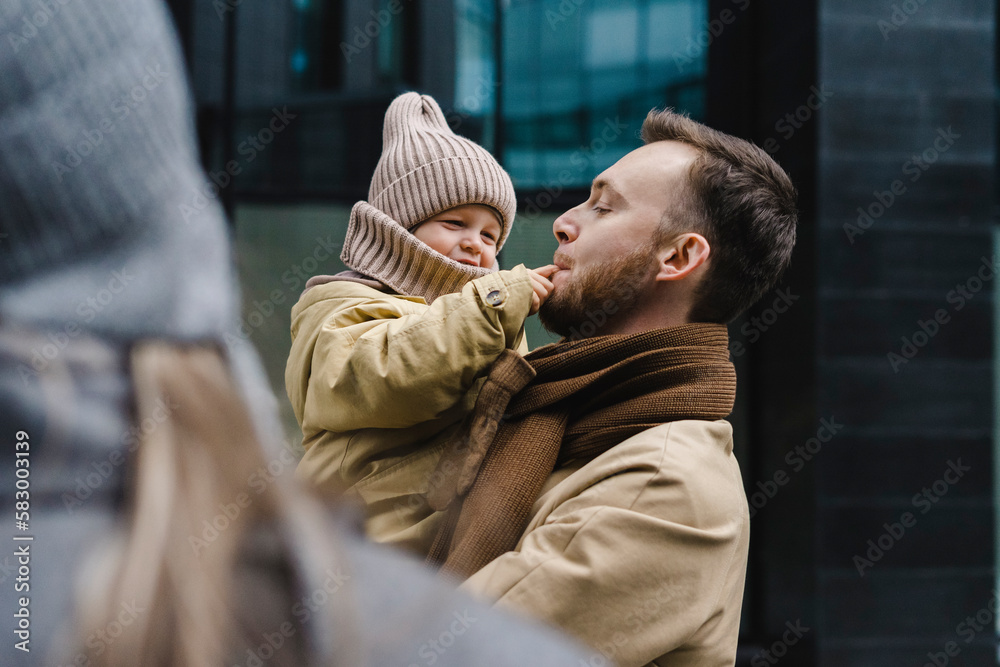 © Westend61 - Woman in front of son having fun with his father