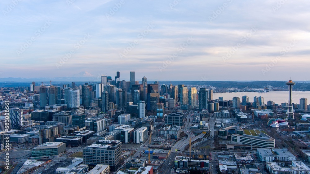Fototapeta premium Seattle, Washington & Mount Rainier at dusk